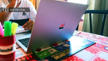 El Desconcierto | 30434 persona escribiendo en su notebook.webp