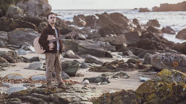 Camilo Eque y su nuevo repertorio musical desde el sur: Hay que descentralizar la idea de que en Santiago se tiene que hacer la música