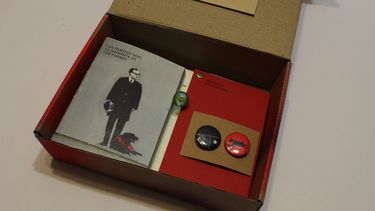 Con bolitas lanzadas contra la represión policial, Pablo Lacroix lanza libro-artefacto sobre el Estallido