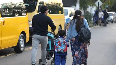 El Desconcierto | 31159 familia ingresando a un colegio.webp
