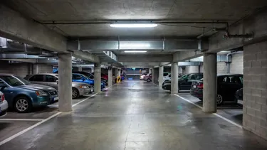El Desconcierto | bloquearon su estacionamiento con barrera metalica para cobrar deuda de 6 millones por gastos comunes corte lo ordena retirar.webp