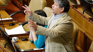 Descontrolado Alinco enfrenta a Mirosevic e interrumpe su primer discurso en la Cámara