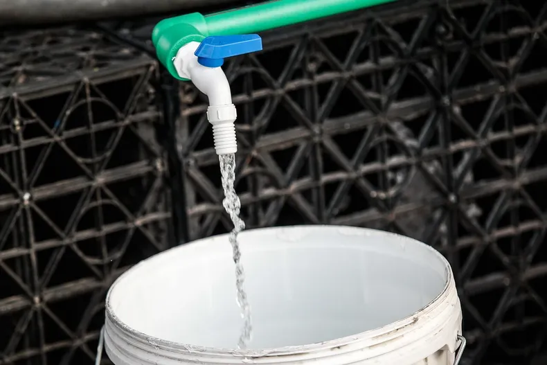 la historia del vecino de los angeles que quedo sin agua potable por decision municipal y logro que la suprema ordenara restitucion.webp