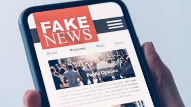Políticos, famosos y activistas son las personas menos confiables, según encuesta