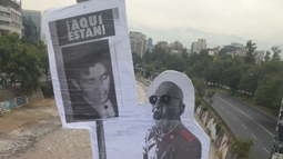 Aquí están: Los desagradables afiches que se burlan de los Detenidos Desaparecidos y que aparecen por todo Santiago