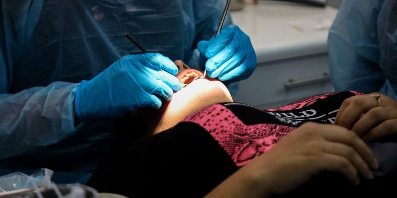 Imagen de un dentista revisando a una paciente / Agencia Uno