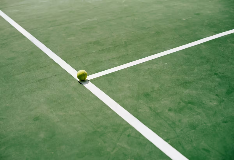 Cancha de tenis de arcilla verde.