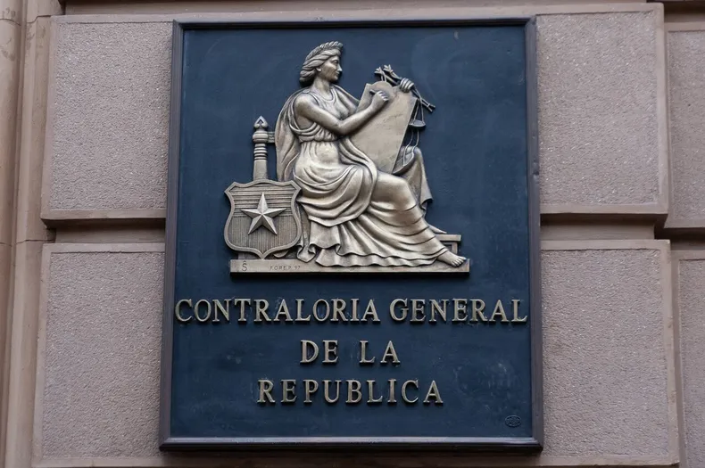 abogado de contraloria viajo a brasil con licencia medica que ordenaba reposo total corte confirmo su destitucion.webp