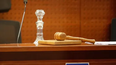 Abogado se apropió de $59 millones de sus clientes y les mintió diciendo que juicios no habían terminado: Condenado a 3 años de cárcel