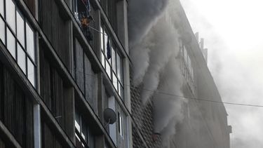 Incendio en edificio de Santiago centro: Confirman una mujer en riesgo vital y una mascota fallecida