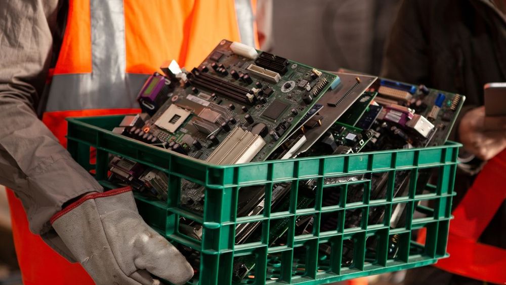 Expertos explican cómo la mala gestión de los residuos electrónicos contamina suelo, agua y aire, y qué avances tiene la Ley REP para el escenario en Chile.