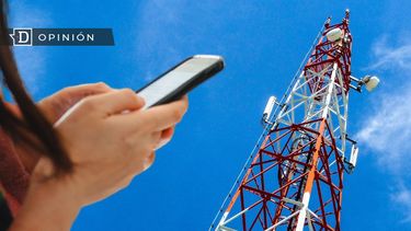 El Desconcierto | 1509 persona con un celular y una antena de comunicacion de fondo.jpg