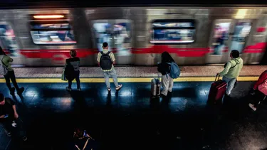 Metro de Santiago funcionará hasta las 2:30 am este sábado por la Teletón: Revisa las 11 estaciones