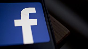 Egresado de Derecho presentó recurso de protección tras ser expulsado de grupo de Facebook