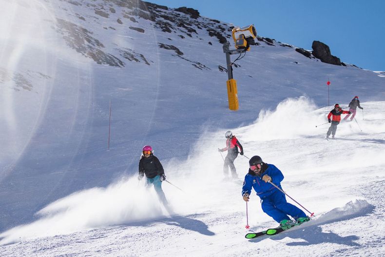 La Federación Internacional de Esquí y Snowboard publicó apela a la sostenibilidad para reducir la huella ambiental. En Chile, los centros de ski ya se adaptan.