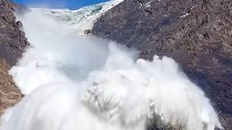 VIDEO | Avalancha en un glaciar sepulta a un grupo de turistas en Kirguistán