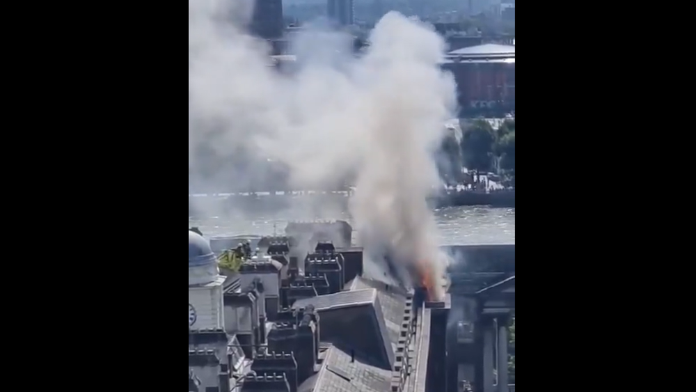 Decenas de bomberos combaten incendio en histórico edificio de Londres junto al Támesis