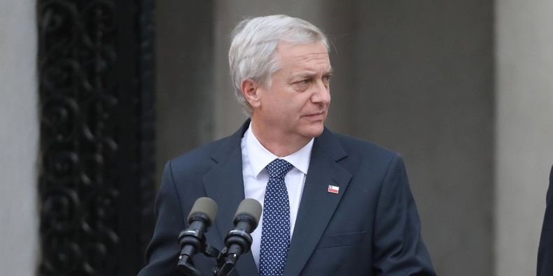 Asesor de José Antonio Kast viajó con licencia médica / Agencia Uno