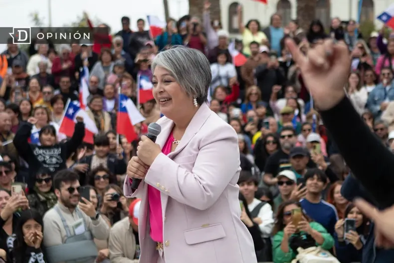 22070 jeannette jara en un foro publico.webp