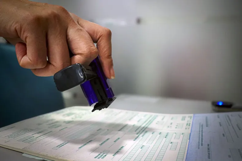 la historia de la auxiliar de arica despedida por viajar a tacna en licencias medicas viajes eran por salud y fue reincorporada.webp