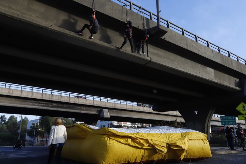 video pobladores se cuelgan en puente de penalolen piden inclusion en proyecto habitacional.jpg
