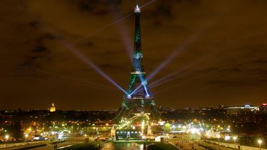 Francia decreta toque de queda en Paris y ocho ciudades a causa del avance del COVID-19
