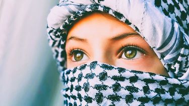Por el Derecho Humano a Vestir: GAM dictará taller sobre famoso pañuelo árabe llamado Kuffiyeh
