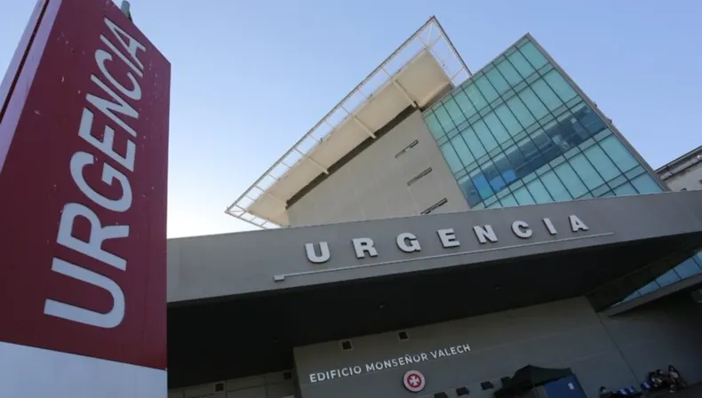 enfermera trabajo 3 anos a honorarios y fue despedida por sacar fotos a paciente  juzgado ordena indemnizarla con 11 millones.webp