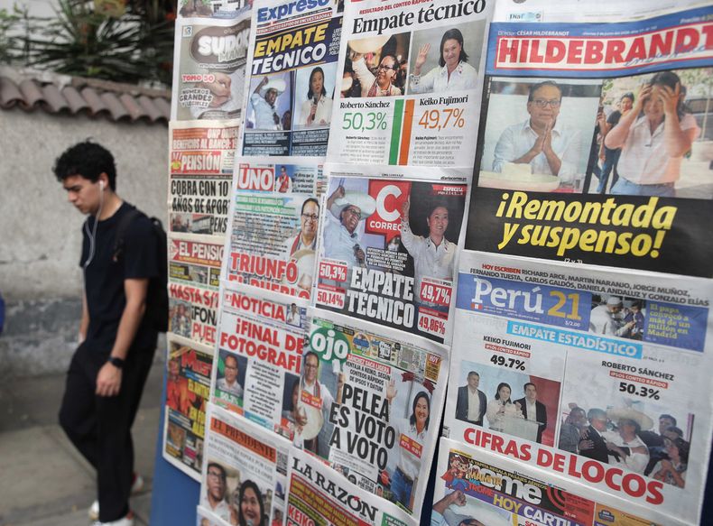 Una persona camina cerca de un quiosco con distintos diarios este lunes, en Lima Perú - Agencia EFE