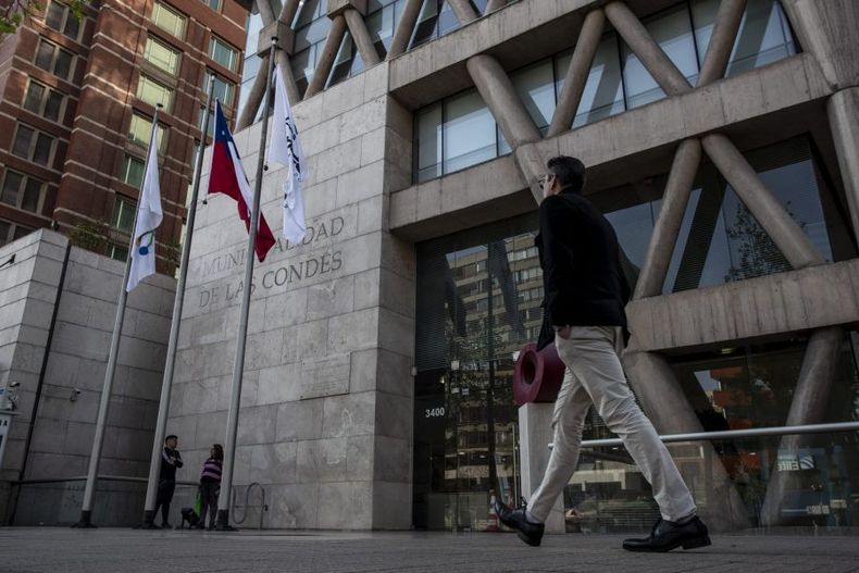 Fachada de la Municipalidad de Las Condes scaled e1708260656138.jpg