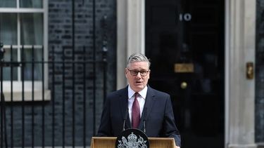 El primer ministro británico, Keir Starmer, durante la comparecencia para anunciar su dimisión en la puerta de Downing Street - Agencia EFE