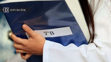 El Desconcierto | 13296 mano de una profesora sosteniendo la carpeta de un septimo b.jpg