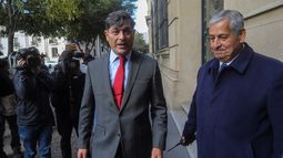 Franco Parisi llegando al Ministero de Hacienda para reunirse con Jorge Quiroz - Agencia Uno