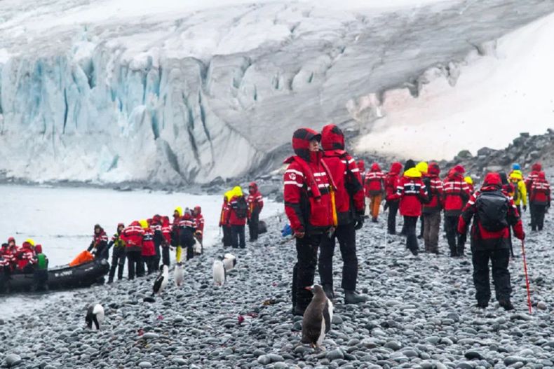 El turismo en la Antártica plantea una paradoja: conocer uno de los últimos territorios vírgenes del planeta, pero amenazar su fragilidad ecológica.