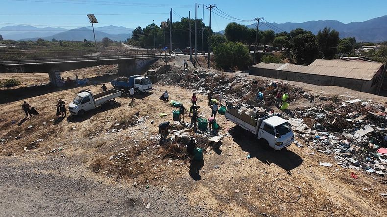 Vecinos y recicladores de Quillota limpian el río Aconcagua. Foto: Francisco Reyes.&nbsp;