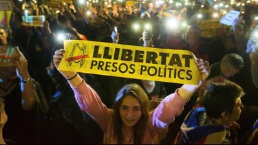 Juez español decreta prisión sin fianza para ex presidenta del Parlamento catalán y 4 ex consejeros independentistas