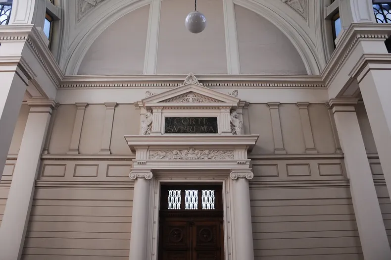 trabajadora logra que suprema ratifique pago de 50 millones por negligencia medica de mutual tras accidente de trayecto.webp