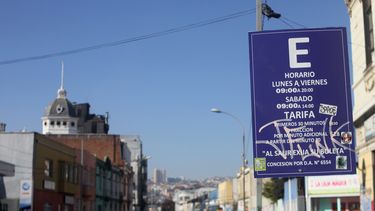 Sharp municipaliza estacionamientos: Bajan 16%, gratis media hora y recaudación va a seguridad