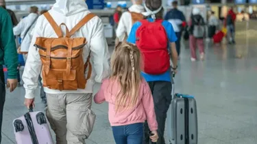Viajar al extranjero con hijos menores: los 3 errores comunes y qué hacer cuándo padre o madre no autoriza salida