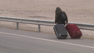 Decenas de migrantes burlan control fronterizo en sur de Perú pese a estado de emergencia