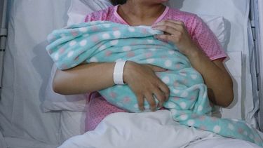 El Desconcierto | por provocar dano neurologico a nina recien nacida: hospital, medico y matrona deben pagar mil millones.jpg