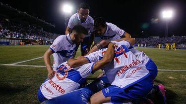 Mamá primero: Jugadores de la UC lucirán camisetas con apellidos maternos este fin de semana