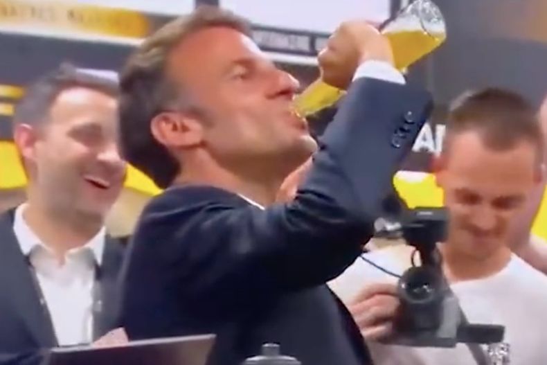 Macron bebiendo cerveza.jpeg