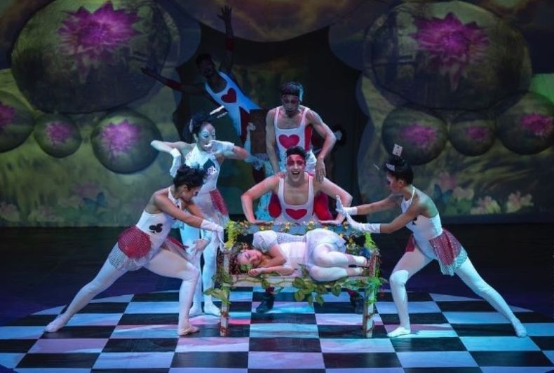 4168 alicia en el pais de las maravillas.jpg