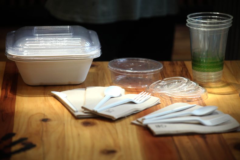 1619 plastico locales comida.jpg