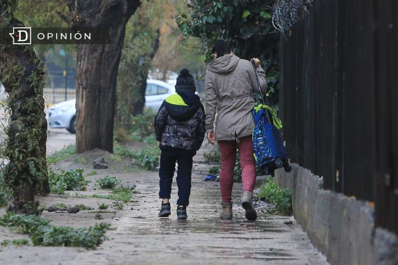 3186 madre e hijo caminando.jpg