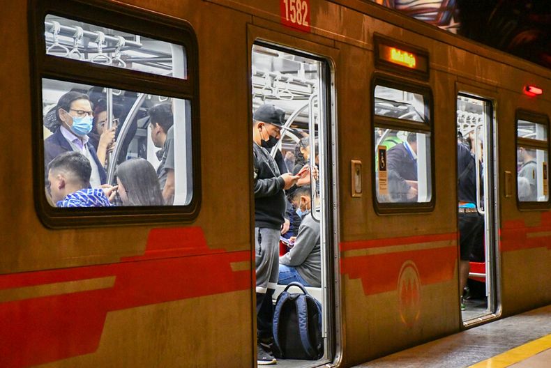 video viralizan registro de hombre orinando en estacion del metro.jpg