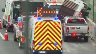 Despedida a Colo-Colo causa grave siniestro vial en Américo Vespucio: Al menos 10 hinchas heridos