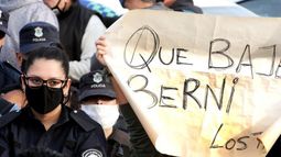 En medio de protestas de la policía de Buenos Aires, detienen a un hombre por lanzar explosivo a la residencia presidencial