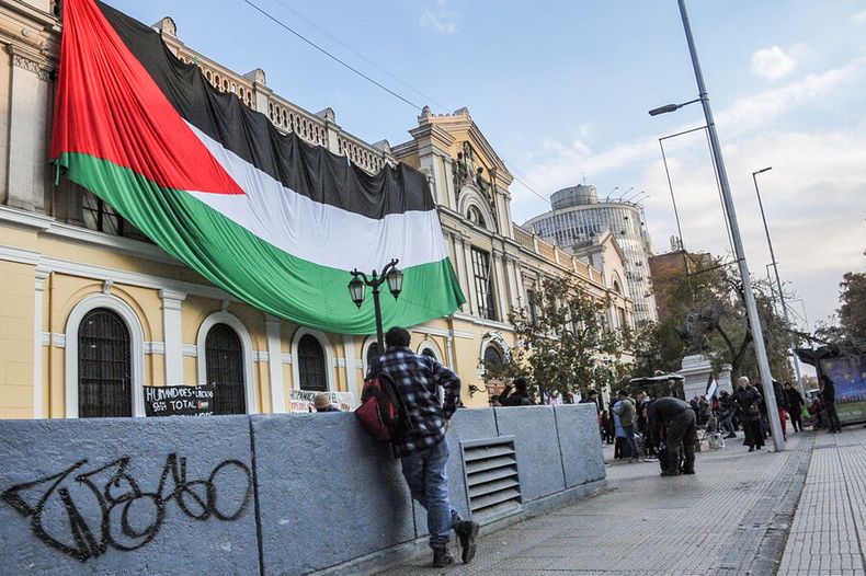 Bandera de Palestina en la Casa Central de la Universidad de Chile.jpg
